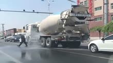 砂罐车水泵坏了，在公路上变成洒水车了！