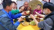 东北农家饭8个凉菜1个热菜，3个大鸡腿做黄焖鸡，吃的可真馋人