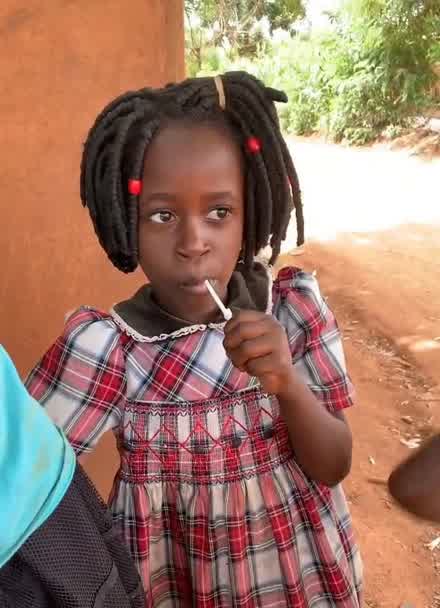 最喜欢这个非洲小女孩了!看起来既漂亮又干净!