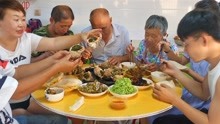 农村媳妇130元买13个海螺，大铁锅蒸好浇汁，老爸的吃法第一次见