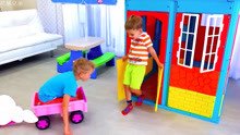 尼基兄弟： 小正太在搭建玩具屋，哥哥开玩具车找小正太玩游戏！