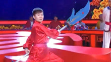 曹仕杰带徒弟表演耍百斤大刀，个个技术高超，场面震撼