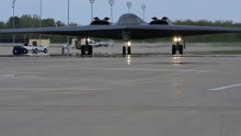 最昂贵的飞机：B-2隐形轰炸机在Whiteman AFB滑行