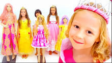 儿童萌宝乐园：小公主找来芭比公主们，给她们穿上漂亮裙子真好看