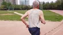 81岁大爷坚持10年跑400米，用时1分31秒证明你大爷还是你大爷