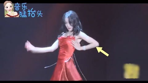 女团表演衣服突然"裂开,用手捂住完成表演,网友:太敬业!