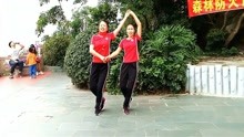来到公园里，姐妹俩跳24步双人舞《站在草原望北京》美美哒
