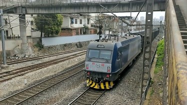 湖南衡陽火車站看貨運列車快速出站和普速列車進站交會時的速度