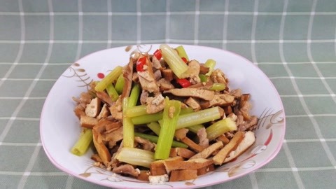 簡單的芹菜炒香乾,再加點小肉絲,味道不好太好