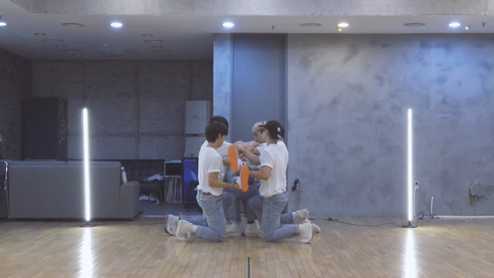 河成云'Sneakers' 练习室Dance Practice Video