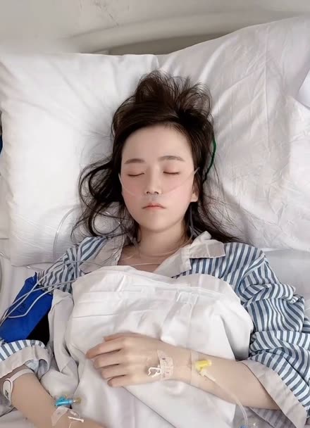 女孩生病躺医院照片图片