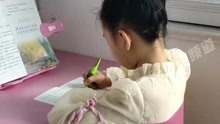 10月23日，山东烟台。9岁女孩练字3年字迹宛如印刷体，父亲：自学练成的，每天半小时