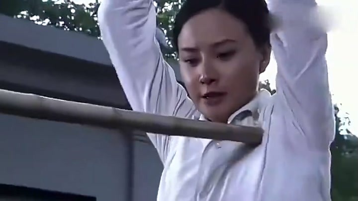 影视：女特务手持砍刀，姑娘就用一根竹棍，轻松吊打！