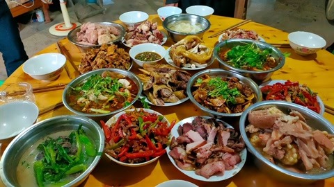 土生土长的四川人家的年夜饭,色香味俱全,地地道道川味