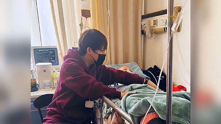刘维暂退娱乐圈照顾癌症复发的母亲，亲情至上，泪目了！