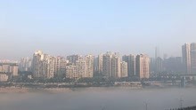 重庆李子坝，雾中嘉陵江